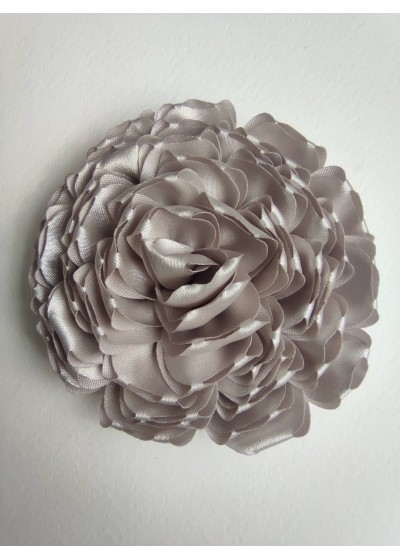 Ръчно изработена сатенена роза цвят сиво за украса на коса или брошка